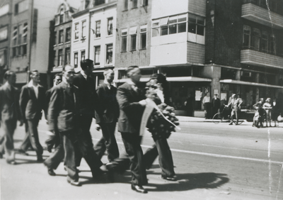 241825 Afbeelding van de begrafenisstoet vermoedelijk van de 37-jarige Georg Christiaan Kerstholt, schoenmaker uit de ...